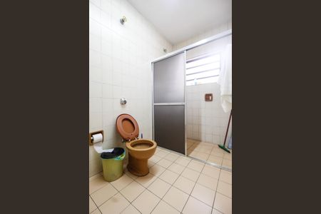 Casa à venda com 581m², 10 quartos e 5 vagas Casa à venda com 581m², 10 quartos e 5 vagasBanheiro de serviço 1 casa 2