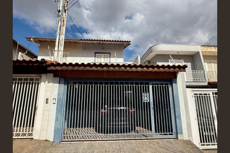 Casa à venda com 150m², 3 quartos e 2 vagas Casa à venda com 150m², 3 quartos e 2 vagasFachada