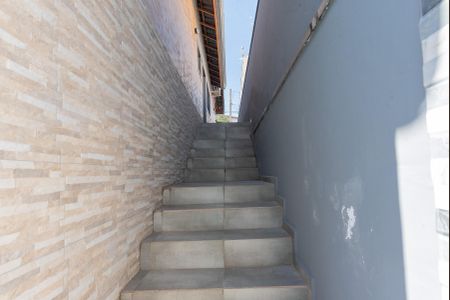 Casa à venda com 142m², 3 quartos e 2 vagas Casa à venda com 142m², 3 quartos e 2 vagasEscada