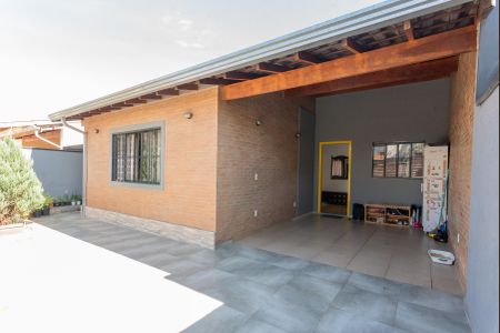 Casa à venda com 142m², 3 quartos e 2 vagas Casa à venda com 142m², 3 quartos e 2 vagasFachada