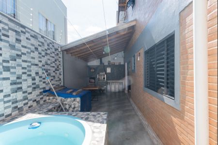 Casa à venda com 142m², 3 quartos e 2 vagas Casa à venda com 142m², 3 quartos e 2 vagasÁrea comum - Piscina