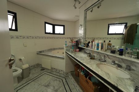 Apartamento à venda com 205m², 4 quartos e 2 vagasBanheiro da Suíte 2