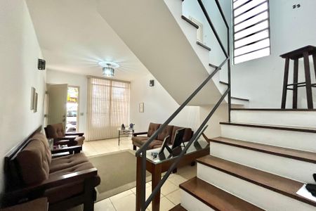 Casa à venda com 200m², 4 quartos e 2 vagas Casa à venda com 200m², 4 quartos e 2 vagasSala