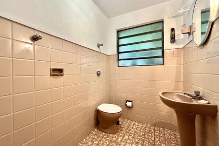 Casa à venda com 200m², 4 quartos e 2 vagas Casa à venda com 200m², 4 quartos e 2 vagasBanheiro 1