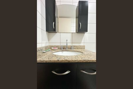 Apartamento à venda com 75m², 2 quartos e 1 vaga Apartamento à venda com 75m², 2 quartos e 1 vagaBanheiro social