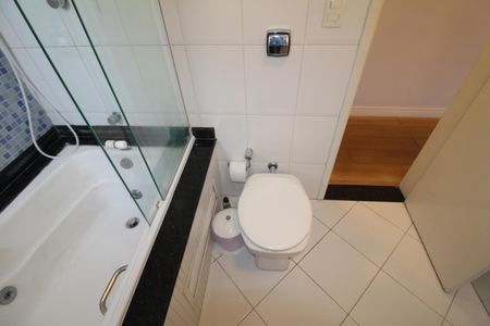 Casa à venda com 145m², 3 quartos e 4 vagas  Suite 1- Banheiro