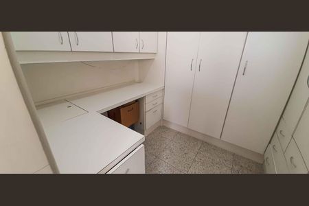 Apartamento à venda com 213m², 5 quartos e 6 vagas Apartamento à venda com 213m², 5 quartos e 6 vagasDispensa