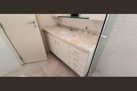 Apartamento à venda com 213m², 5 quartos e 6 vagas Apartamento à venda com 213m², 5 quartos e 6 vagasBanheiro da Suíte 1