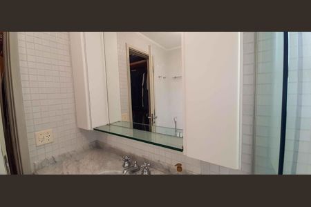 Apartamento à venda com 213m², 5 quartos e 6 vagas Apartamento à venda com 213m², 5 quartos e 6 vagasBanheiro da Suíte 1