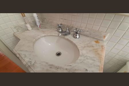 Apartamento à venda com 213m², 5 quartos e 6 vagas Apartamento à venda com 213m², 5 quartos e 6 vagasBanheiro da Suíte 2