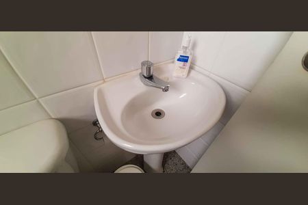 Apartamento à venda com 213m², 5 quartos e 6 vagas Apartamento à venda com 213m², 5 quartos e 6 vagasBanheiro de Serviço