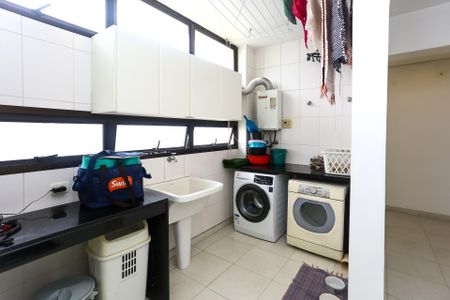 Apartamento à venda com 325m², 4 quartos e 5 vagas Apartamento à venda com 325m², 4 quartos e 5 vagasÁrea de Serviço