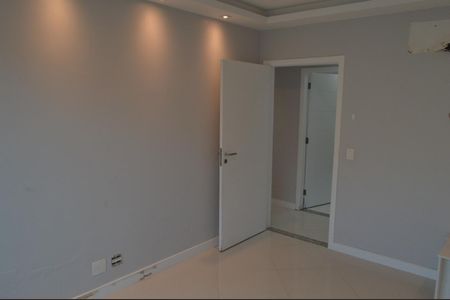 Casa de condomínio à venda com 243m², 4 quartos e 3 vagas Casa de condomínio à venda com 243m², 4 quartos e 3 vagasQuarto