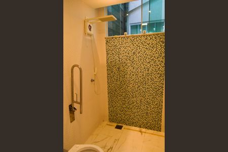 Casa de condomínio à venda com 243m², 4 quartos e 3 vagas Casa de condomínio à venda com 243m², 4 quartos e 3 vagasBanheiro da Suíte 1