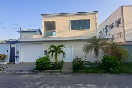 Casa de condomínio à venda com 243m², 4 quartos e 3 vagas Casa de condomínio à venda com 243m², 4 quartos e 3 vagasFachada