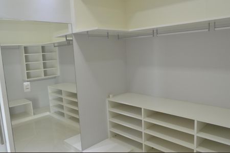 Casa de condomínio à venda com 243m², 4 quartos e 3 vagas Casa de condomínio à venda com 243m², 4 quartos e 3 vagasCloset da Suíte 2