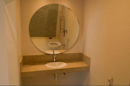 Casa de condomínio à venda com 243m², 4 quartos e 3 vagas Casa de condomínio à venda com 243m², 4 quartos e 3 vagasBanheiro da Suíte 1