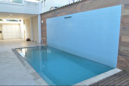 Casa de condomínio à venda com 243m², 4 quartos e 3 vagas Casa de condomínio à venda com 243m², 4 quartos e 3 vagasPiscina