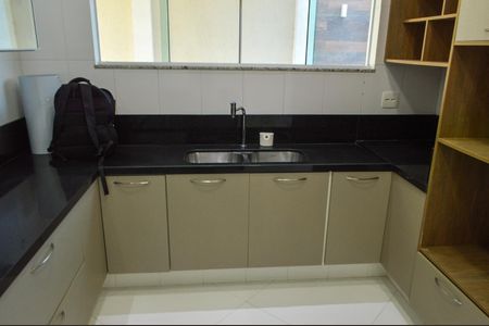 Casa de condomínio à venda com 243m², 4 quartos e 3 vagas Casa de condomínio à venda com 243m², 4 quartos e 3 vagasCozinha