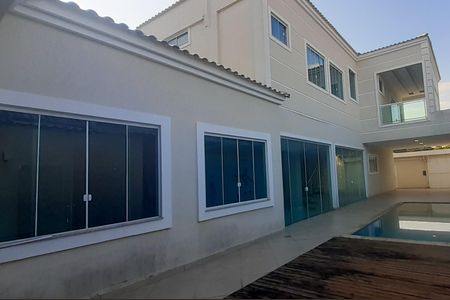 Casa de condomínio à venda com 243m², 4 quartos e 3 vagas Casa de condomínio à venda com 243m², 4 quartos e 3 vagasPiscina