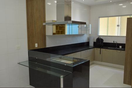 Casa de condomínio à venda com 243m², 4 quartos e 3 vagas Casa de condomínio à venda com 243m², 4 quartos e 3 vagasCozinha