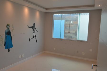 Casa de condomínio à venda com 243m², 4 quartos e 3 vagas Casa de condomínio à venda com 243m², 4 quartos e 3 vagasQuarto