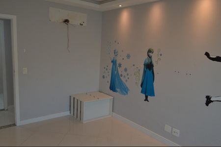 Casa de condomínio à venda com 243m², 4 quartos e 3 vagas Casa de condomínio à venda com 243m², 4 quartos e 3 vagasQuarto