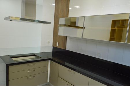 Casa de condomínio à venda com 243m², 4 quartos e 3 vagas Casa de condomínio à venda com 243m², 4 quartos e 3 vagasCozinha