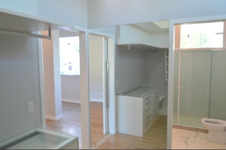 Casa de condomínio à venda com 243m², 4 quartos e 3 vagas Casa de condomínio à venda com 243m², 4 quartos e 3 vagasCloset da Suíte 3
