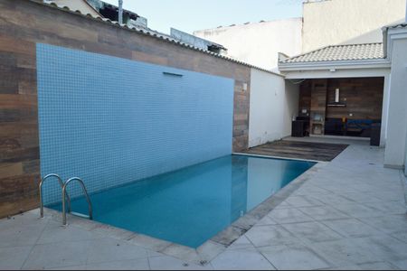 Casa de condomínio à venda com 243m², 4 quartos e 3 vagas Casa de condomínio à venda com 243m², 4 quartos e 3 vagasPiscina