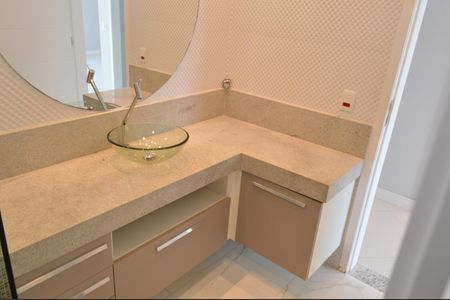 Casa de condomínio à venda com 243m², 4 quartos e 3 vagas Casa de condomínio à venda com 243m², 4 quartos e 3 vagasBanheiro da Suíte 2