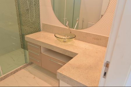 Casa de condomínio à venda com 243m², 4 quartos e 3 vagas Casa de condomínio à venda com 243m², 4 quartos e 3 vagasBanheiro da Suíte 2