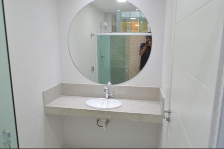 Casa de condomínio à venda com 243m², 4 quartos e 3 vagas Casa de condomínio à venda com 243m², 4 quartos e 3 vagasBanheiro Social