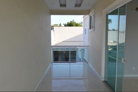 Casa de condomínio à venda com 243m², 4 quartos e 3 vagas Casa de condomínio à venda com 243m², 4 quartos e 3 vagasVaranda da Suíte 2