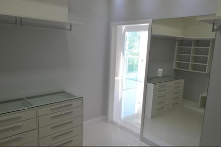 Casa de condomínio à venda com 243m², 4 quartos e 3 vagas Casa de condomínio à venda com 243m², 4 quartos e 3 vagasCloset da Suíte 2
