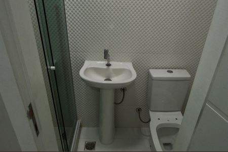 Casa de condomínio à venda com 243m², 4 quartos e 3 vagas Casa de condomínio à venda com 243m², 4 quartos e 3 vagasBanheiro de Serviço