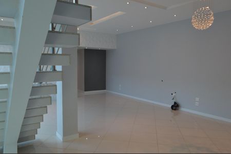 Casa de condomínio à venda com 243m², 4 quartos e 3 vagas Casa de condomínio à venda com 243m², 4 quartos e 3 vagasSala