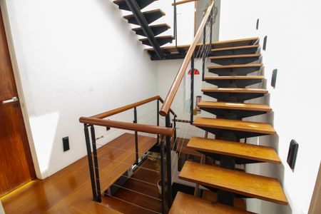 Apartamento à venda com 320m², 6 quartos e 1 vagaSala - escada de acesso