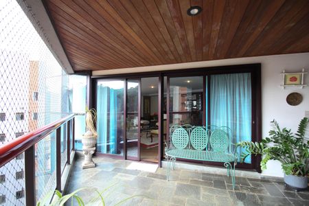 Apartamento à venda com 275m², 4 quartos e 4 vagas Apartamento à venda com 275m², 4 quartos e 4 vagasVaranda