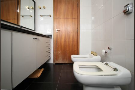 Apartamento à venda com 275m², 4 quartos e 4 vagas Apartamento à venda com 275m², 4 quartos e 4 vagasBanheiro Social