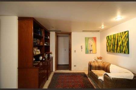 Apartamento à venda com 275m², 4 quartos e 4 vagas Apartamento à venda com 275m², 4 quartos e 4 vagasSala 2