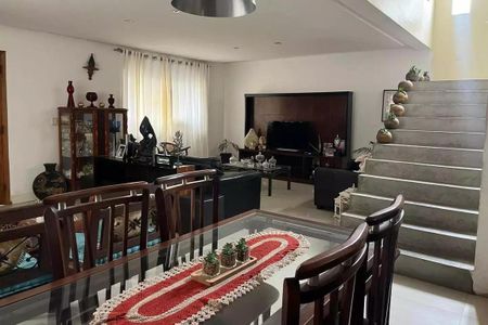 Casa à venda com 390m², 4 quartos e 3 vagas