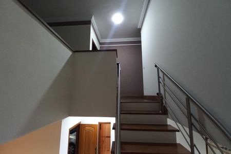 Casa à venda com 270m², 3 quartos e 2 vagas Casa à venda com 270m², 3 quartos e 2 vagasEscada