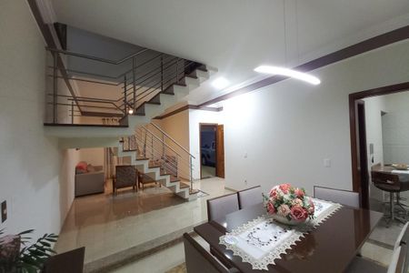 Casa à venda com 270m², 3 quartos e 2 vagas Casa à venda com 270m², 3 quartos e 2 vagasSala de Jantar