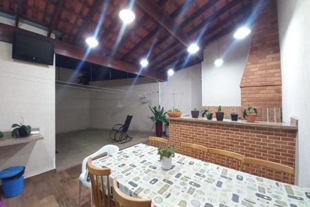Casa à venda com 270m², 3 quartos e 2 vagas Casa à venda com 270m², 3 quartos e 2 vagasÁrea comum - Churrasqueira