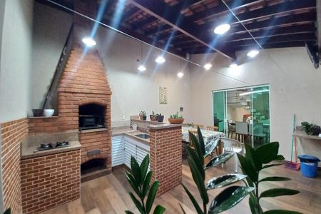 Casa à venda com 270m², 3 quartos e 2 vagas Casa à venda com 270m², 3 quartos e 2 vagasÁrea comum - Churrasqueira