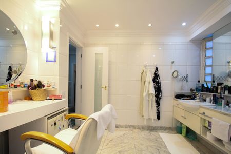 Casa à venda com 830m², 4 quartos e 4 vagasBanheiro Suíte Master