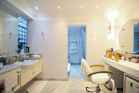 Casa à venda com 830m², 4 quartos e 4 vagasBanheiro Suíte Master