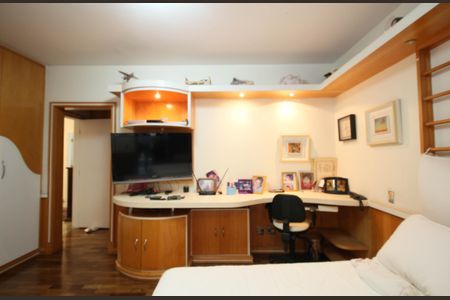 Casa à venda com 830m², 4 quartos e 4 vagasSuíte 2