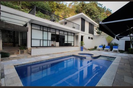 Casa à venda com 830m², 4 quartos e 4 vagasPiscina